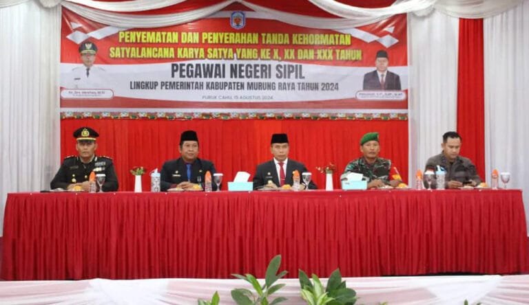 Pj Bupati Sematkan Satyalancana Karya Satya Kepada PNS Lingkup Kabupaten Mura