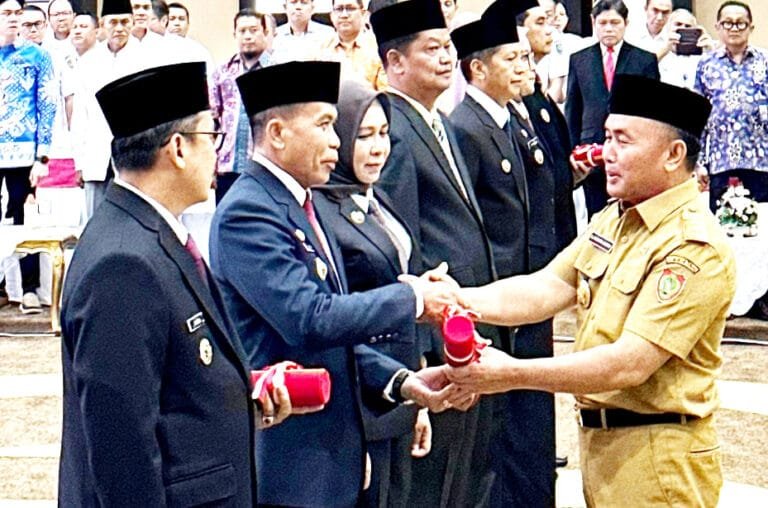 Hermon Terima SK Perpanjangan Jabatan Pj Bupati Mura