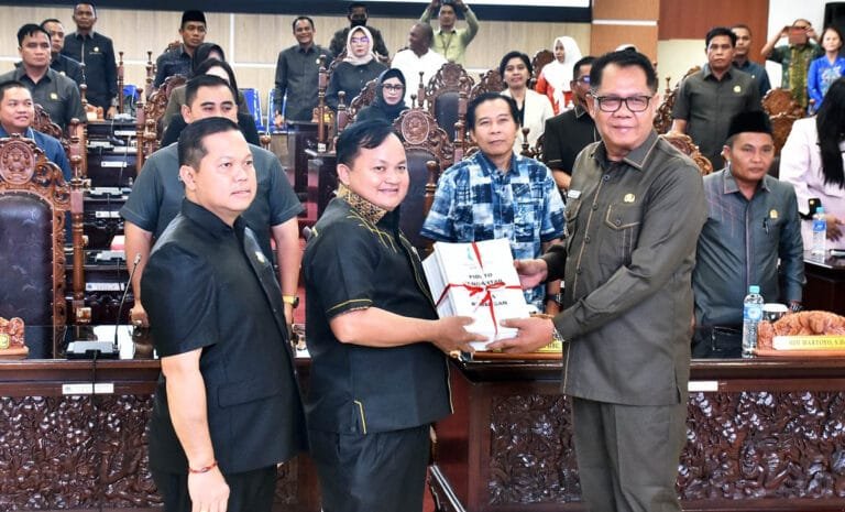 Pj Bupati Kapuas Hadiri Rapur Penyampaian Nota Keuangan Raperda Perubahan RAPBD