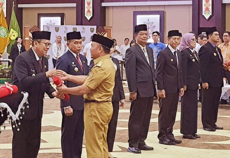 Gubernur Serahkan SK Perpanjangan Pj Bupati Barito Timur