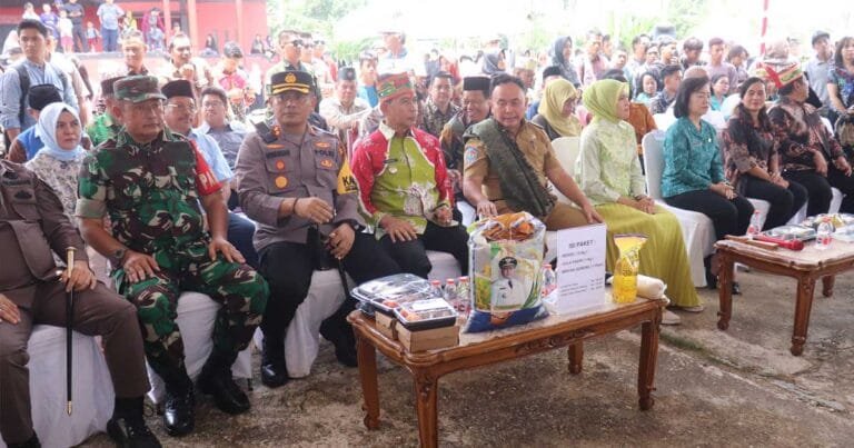 Didampingi Pj Bupati, Gubernur Kalteng Buka Operasi Pasar Murah di Mura