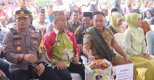 Didampingi Pj Bupati, Gubernur Kalteng Buka Operasi Pasar Murah di Mura