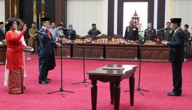 Nyelong Inga Simon dan Yohanes Freddy Ering Resmi Dilantik Sebagai Anggota DPRD Kalteng
