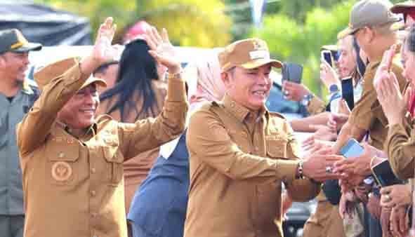 Masuk Kantor Perdana, Bupati dan Wabup Disambut Jajaran ASN dan Tenaga Honor Lingkup Pemkab Mura