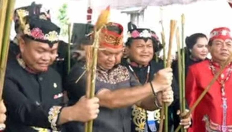 Pimpinan Beserta Anggota DPRD Kapuas Ikuti Acara Adat Laluhan