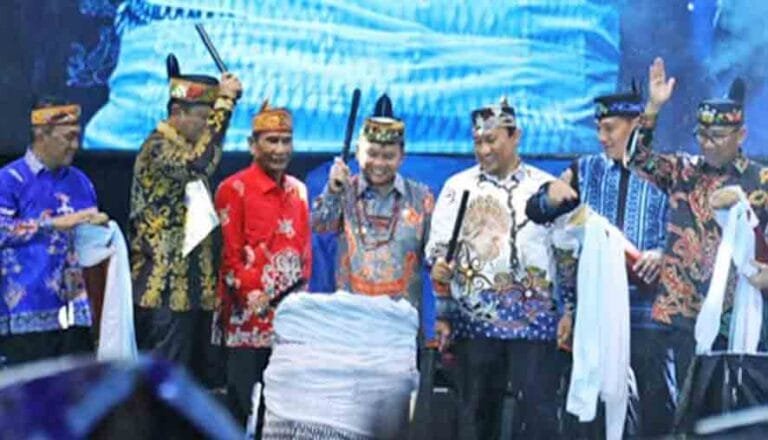 Ditengah Guyuran Hujan, Unsur Pimpinan dan Anggota DPRD Kalteng Hadiri Pembukaan FBIM Tahun 2025