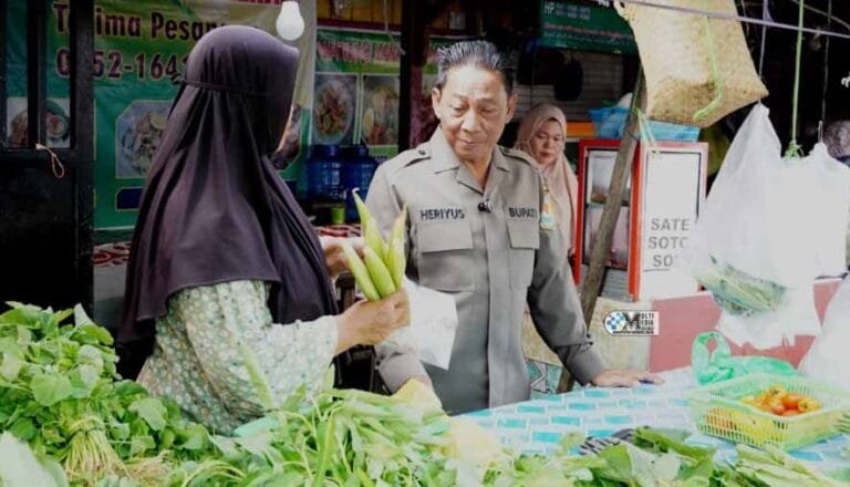 Pastikan Ketersediaan Pasokan dan Keterjangkauan Harga Barang, Bupati Mura Monitoring ke Gudang Bulog dan Pasar Pelita Hilir