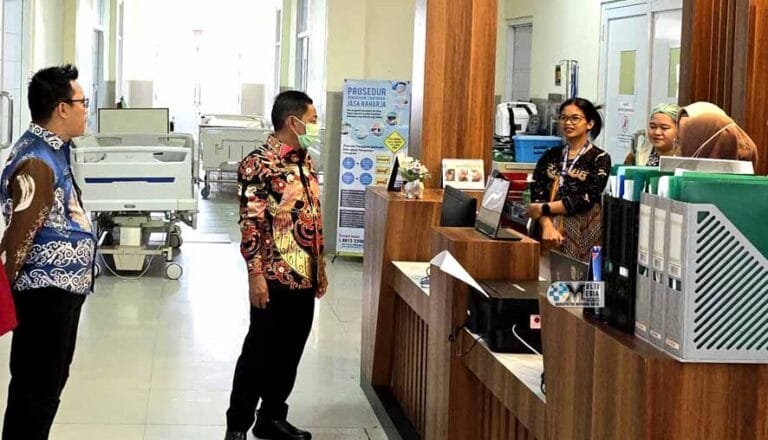 Sambangi RSUD Puruk Cahu, Bupati Mura Minta Petugas Kesehatan Berikan Pelayanan Terbaik Kepada Pasien