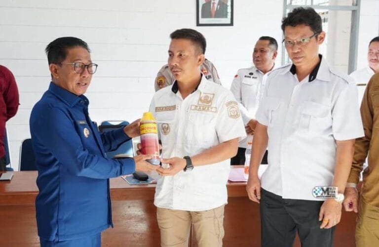 Bupati Mura Serahkan Bantuan Herbisida untuk Dukung Perluasan Tanam Padi GogoMurung Raya, InfoPu
