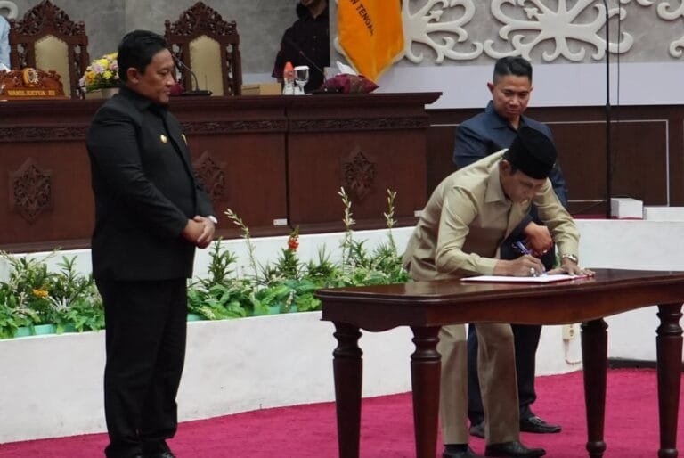 Rapat Paripurna ke-23 Masa Persidangan III Tahun 2025 di Ruang Rapat Paripurna DPRD Kalteng, Jum (1)